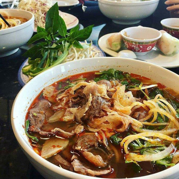 Bún bò Huế vào bữa trưa của trẻ em Nhật: Hơi cay nhưng rất ngon ạ - Ảnh 4.